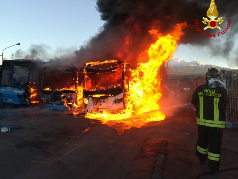 PATERNO': Incendio in deposito, distrutti 3 autobus