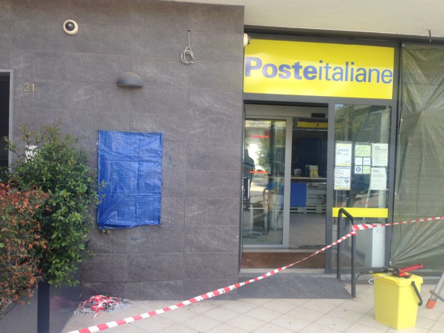 BELPASSO RUBATO BANCOMAT, BANCONOTE FORSE MACCHIATE