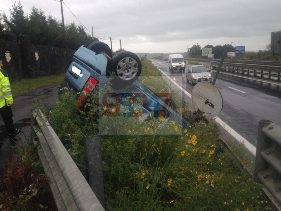 AUTO SI RIBALTA IN CONTRADA PALAZZOLO, FERITA GIOVANE PATERNESE
