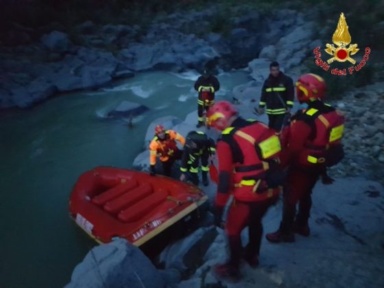 I Vigili del Fuoco di Messina salvano un Pastore Maremmano bloccato sulla sponda del fiume Alcantara - LE FOTO
