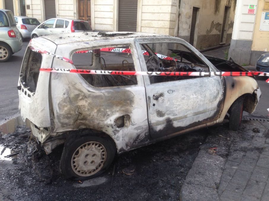 PATERNÓ: Auto in fiamme questa notte alle "palme"