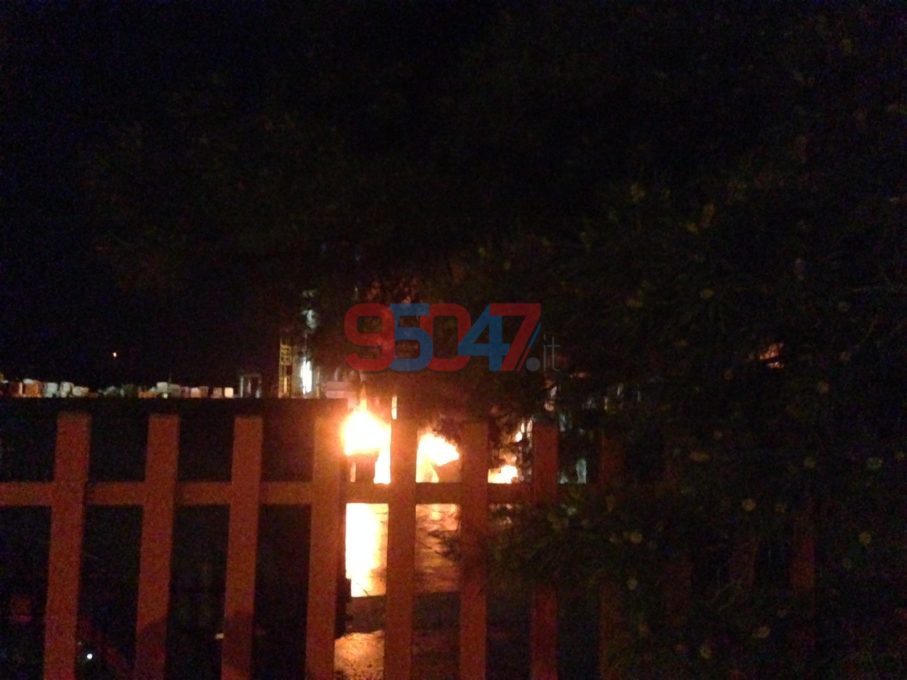 BELPASSO: Vasto incendio in una ditta di smaltimento rifiuti - Le foto