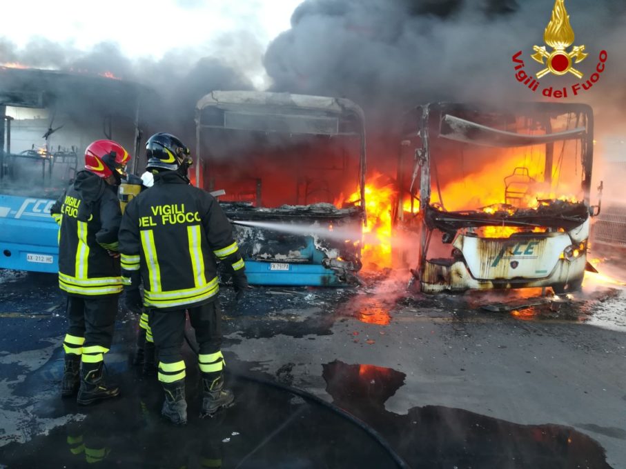 PATERNO': Tre autobus della Circumetnea in fiamme, non è dolo