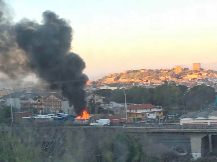PATERNO': Incendio in deposito, distrutti 3 autobus