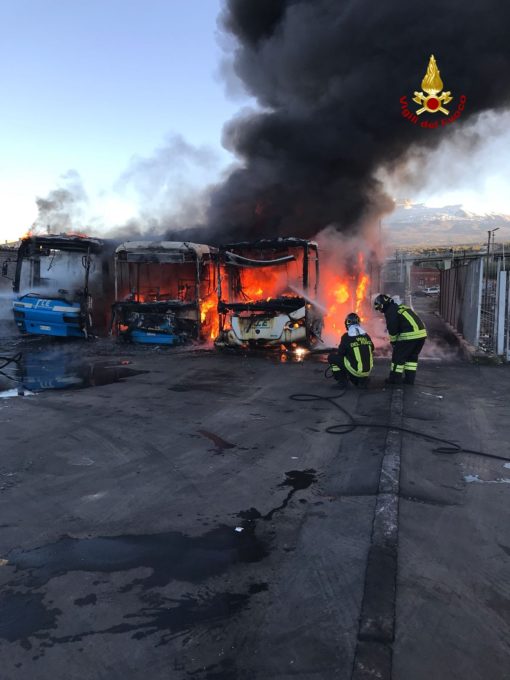 PATERNO': Incendio in deposito, distrutti 3 autobus