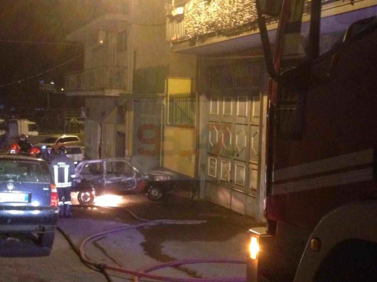 PATERNO’: AUTO IN FIAMME, IERI SERA IN VIA POTENZA - 
