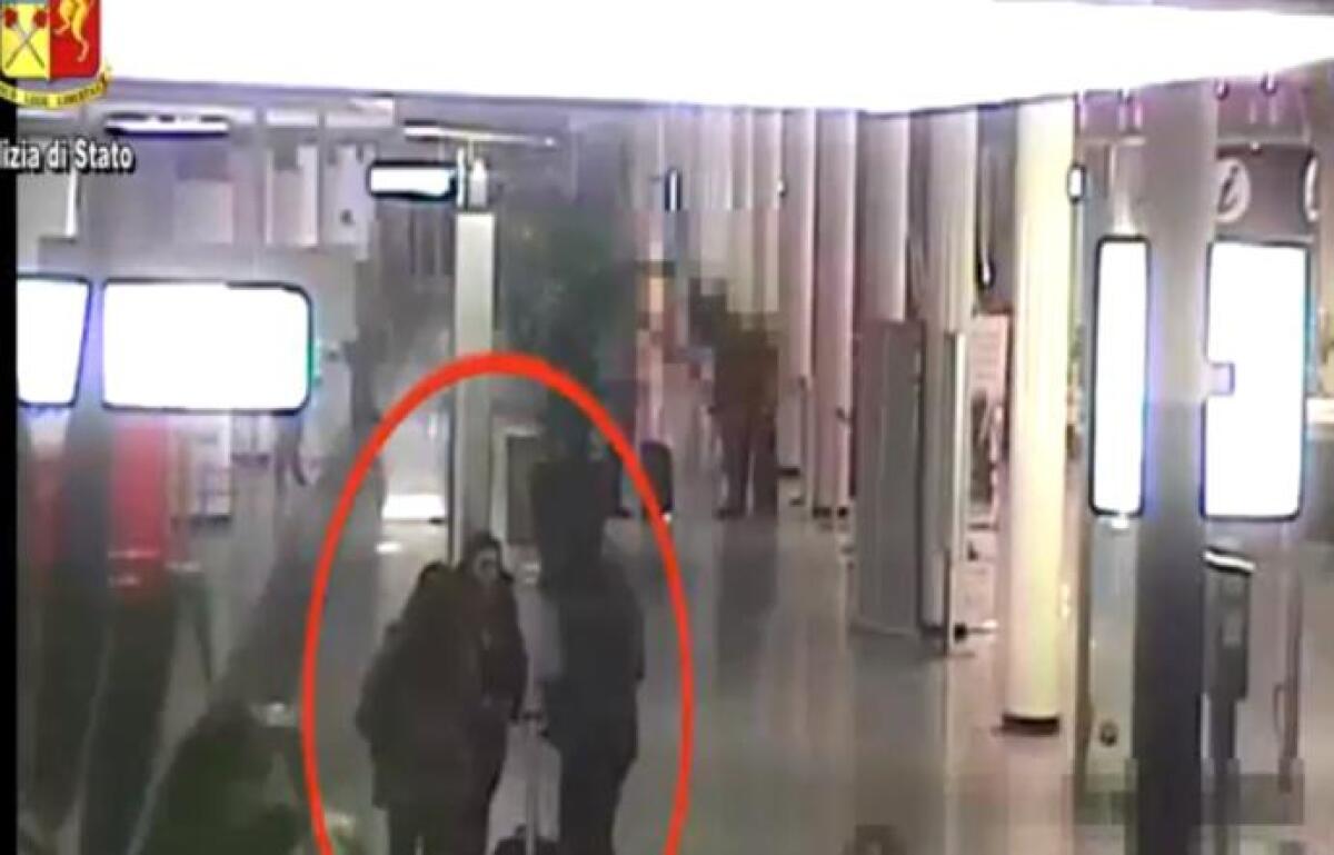 CATANIA: Arrivano da Roma e rubano telefonino in aeroporto: denunciate tre donne - 