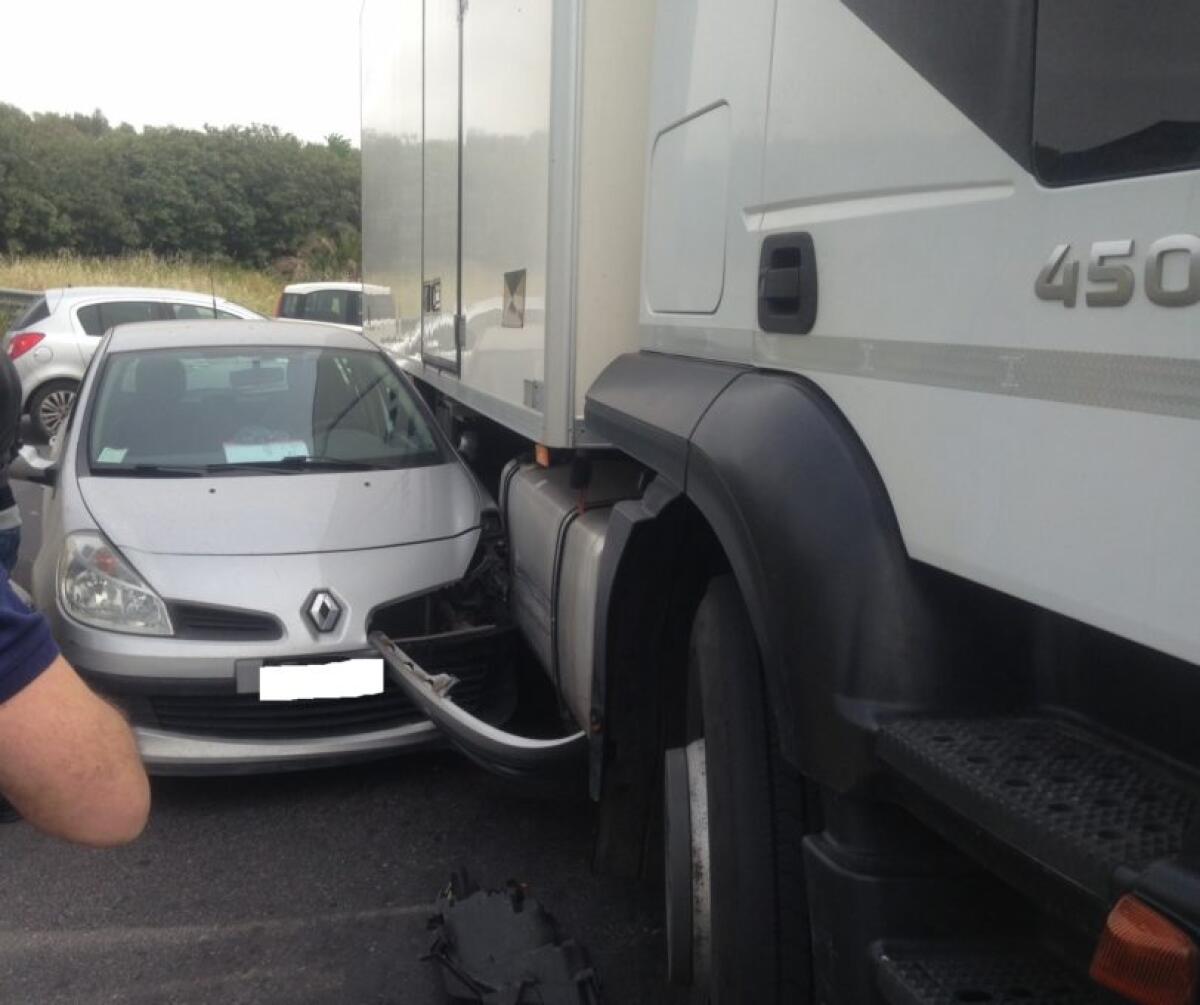 PATERNO’: Corso Italia, l'auto si incastra sotto il camion - 