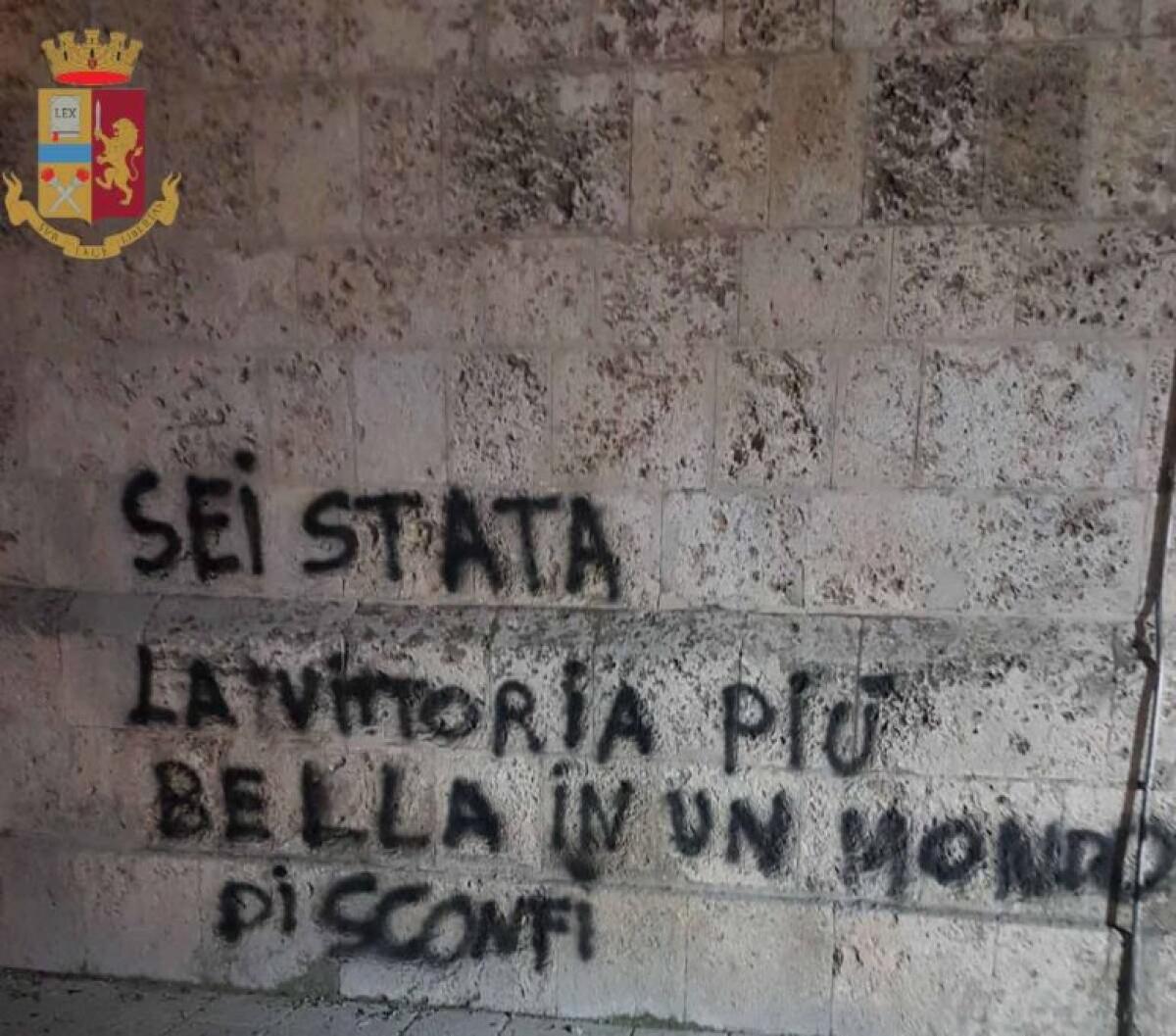 MESSINA: Minorenne imbratta il Campanile del Duomo con una bomboletta spray per festeggiare il compleanno della fidanzata, denunciato - 