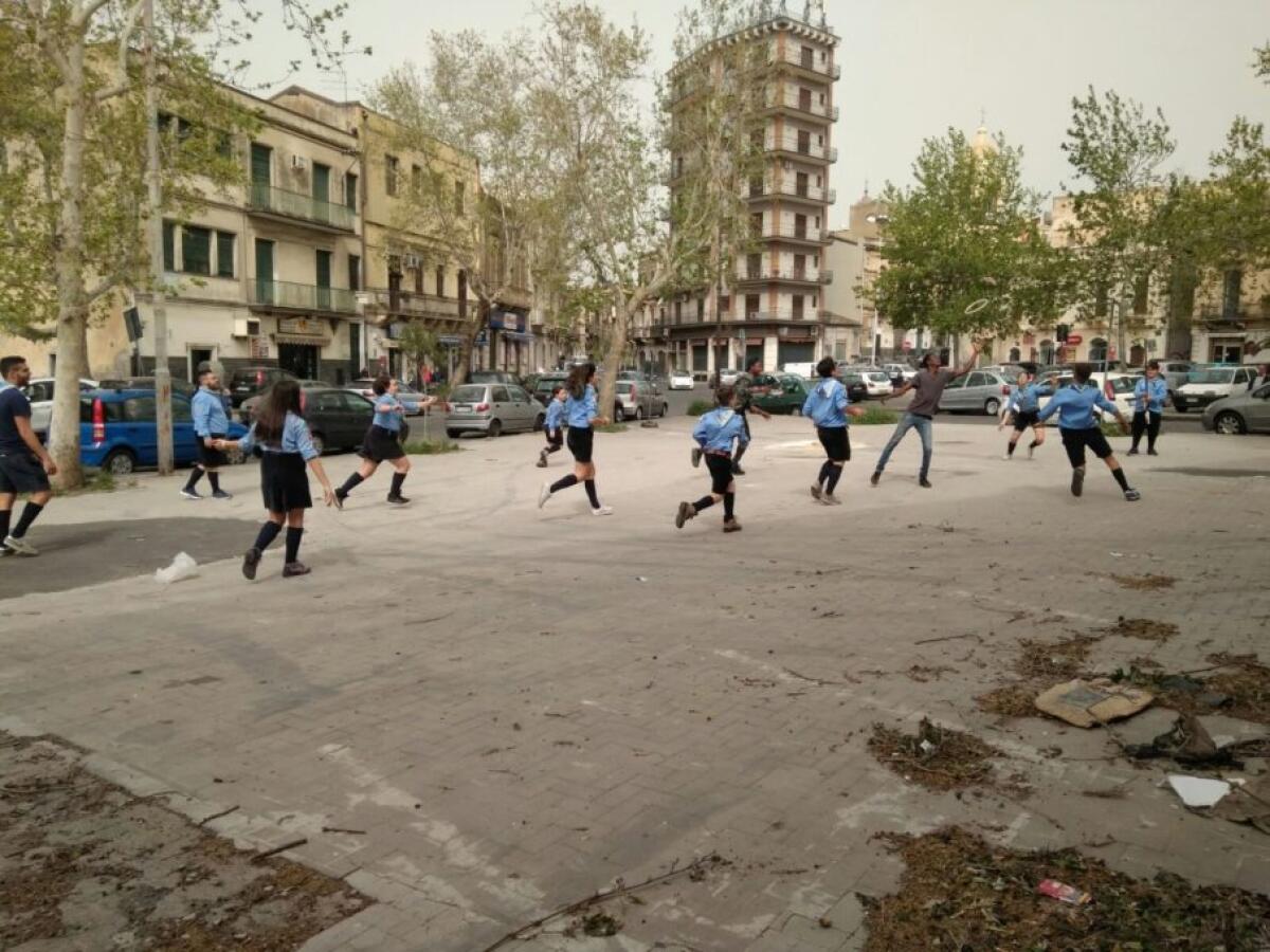 PATERNO':Il gruppo scout agesci Paternò 3 adotta piazza La Russa - FOTO - 