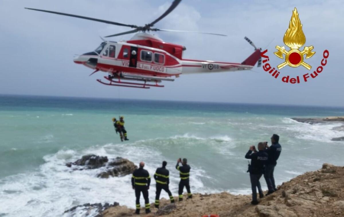 VITTORIA: Salvati dai Vigili del fuoco due turisti bloccati su uno scoglio - VIDEO - 