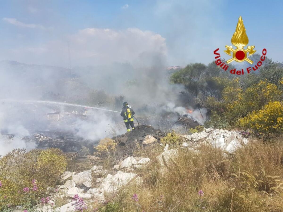 MISTERBIANCO: Vasto incendio, in fiamme due ettari di terreno - FOTO - 