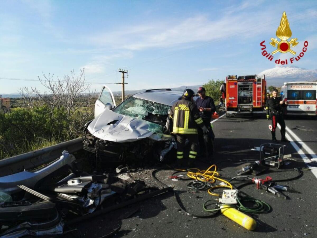 PATERNO': Tragico incidente stradale: un morto e due feriti - LE FOTO DEI VIGILI DEL FUOCO - 