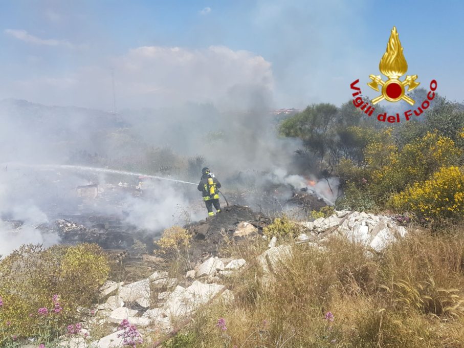 MISTERBIANCO: Vasto incendio, in fiamme due ettari di terreno - FOTO