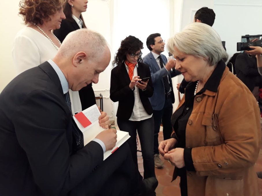 PATERNO': Una biblioteca gremita di gente ha accolto il Direttore del Corsera