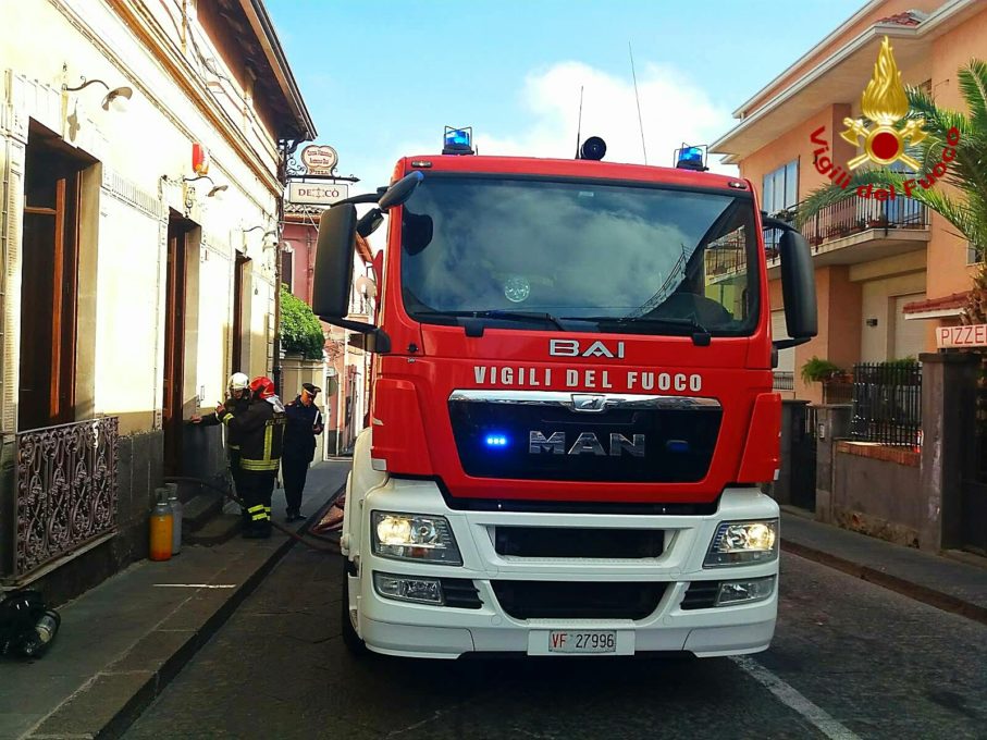 NICOLOSI: INCENDIO DANNEGGIA RISTORANTE