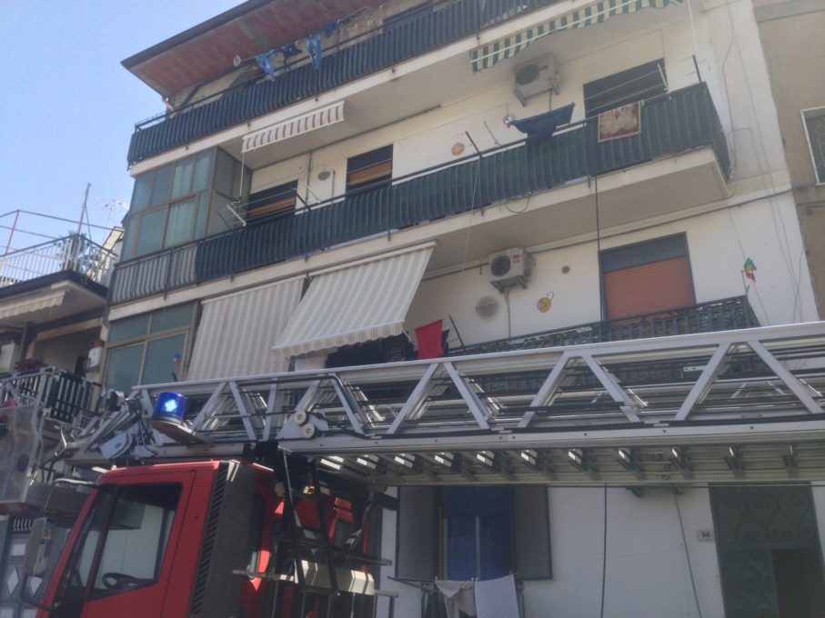 PATERNO': Incendio in una casa di corso Sicilia