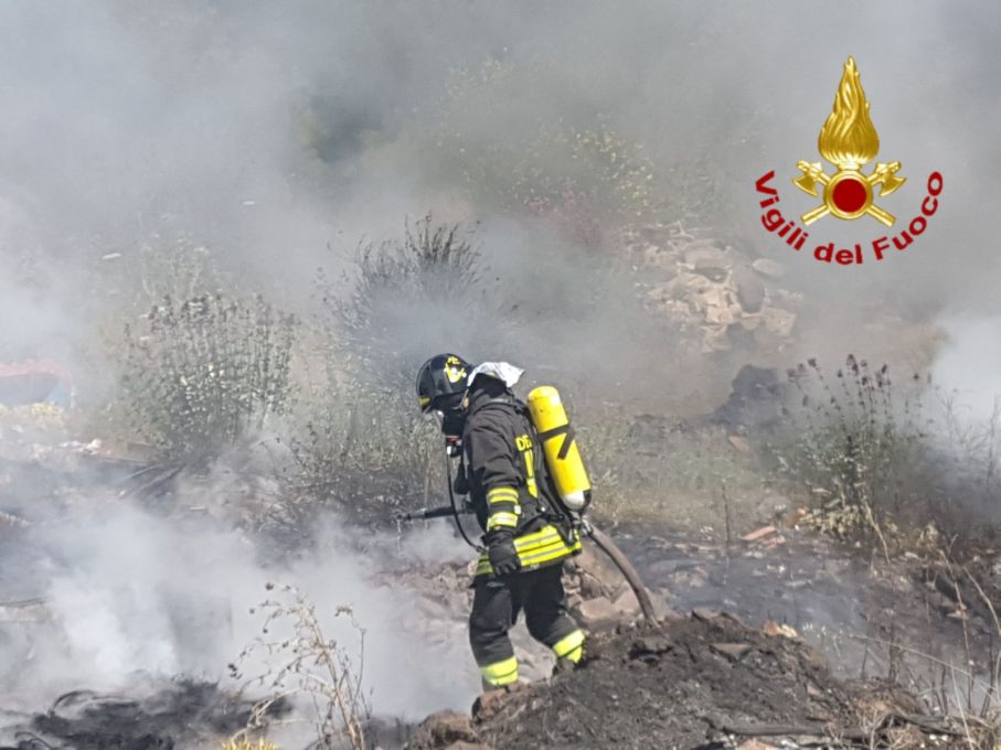MISTERBIANCO: Vasto incendio, in fiamme due ettari di terreno - FOTO