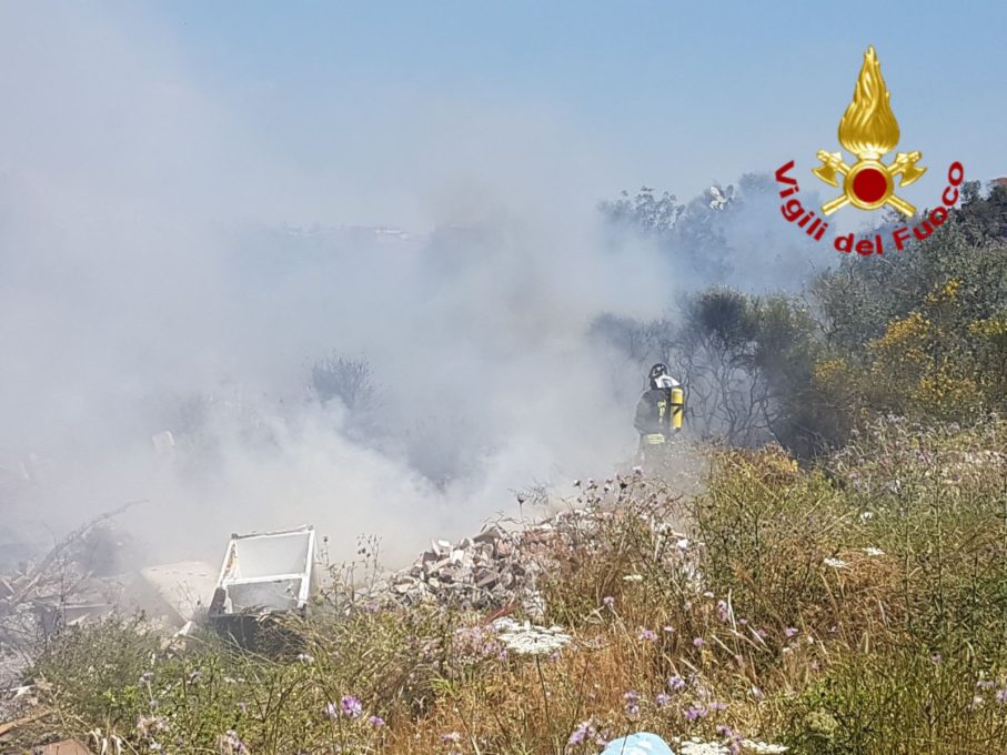 MISTERBIANCO: Vasto incendio, in fiamme due ettari di terreno - FOTO