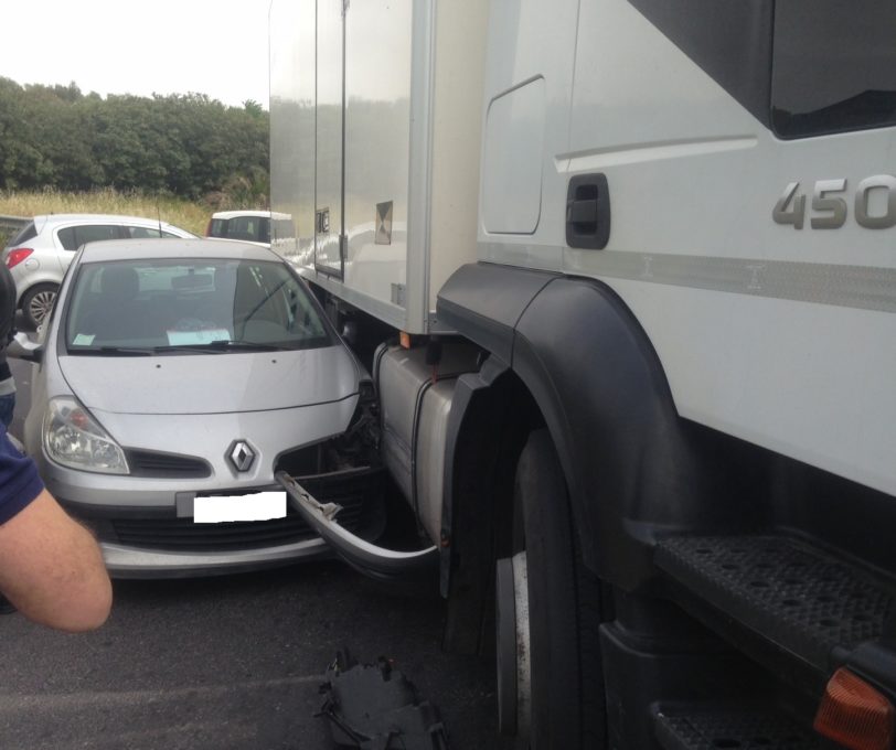 PATERNO’: Corso Italia, l'auto si incastra sotto il camion