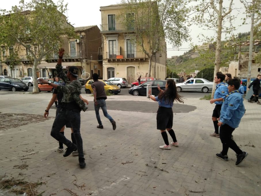 PATERNO':Il gruppo scout agesci Paternò 3 adotta piazza La Russa - FOTO