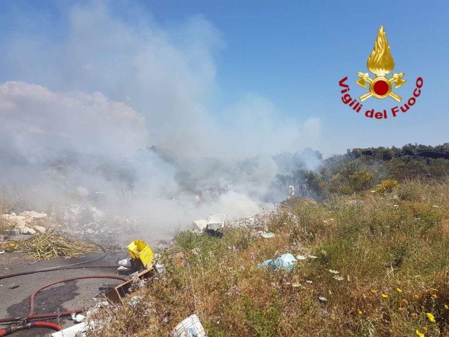 MISTERBIANCO: Vasto incendio, in fiamme due ettari di terreno - FOTO