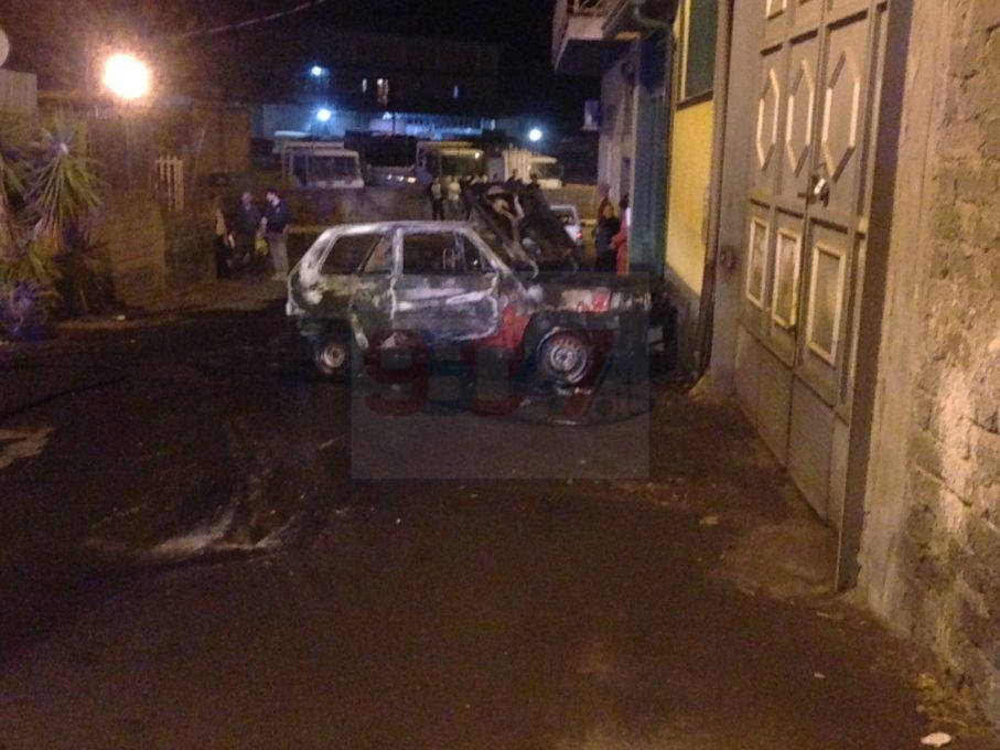 PATERNO': AUTO IN FIAMME IN VIA POTENZA