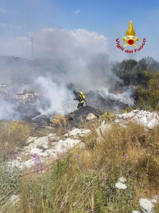 MISTERBIANCO: Vasto incendio, in fiamme due ettari di terreno - FOTO