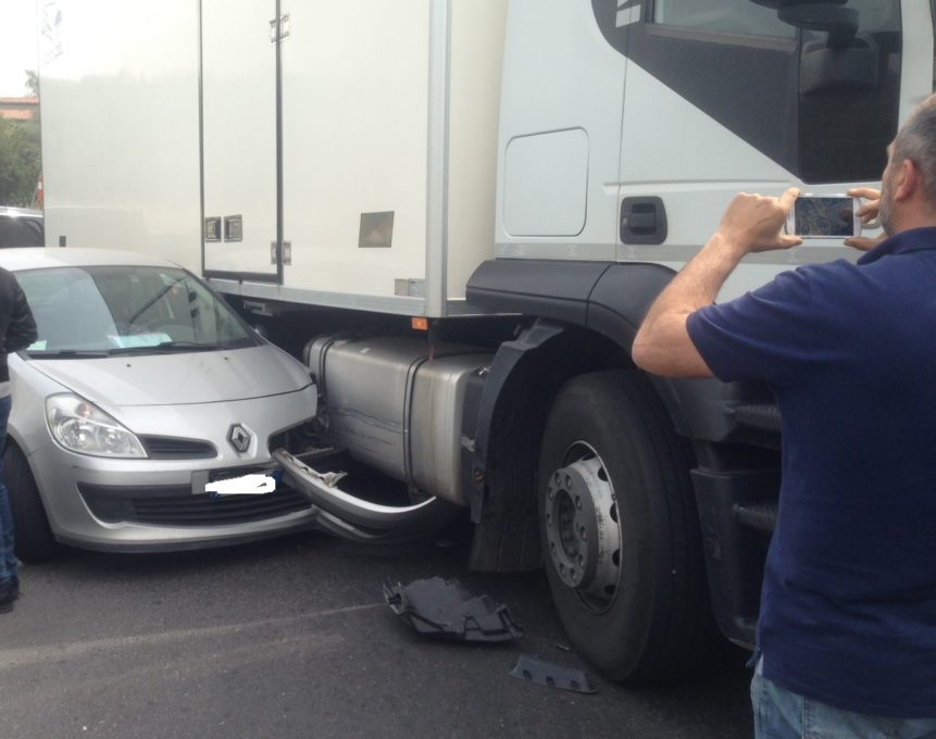 PATERNO’: Corso Italia, l'auto si incastra sotto il camion