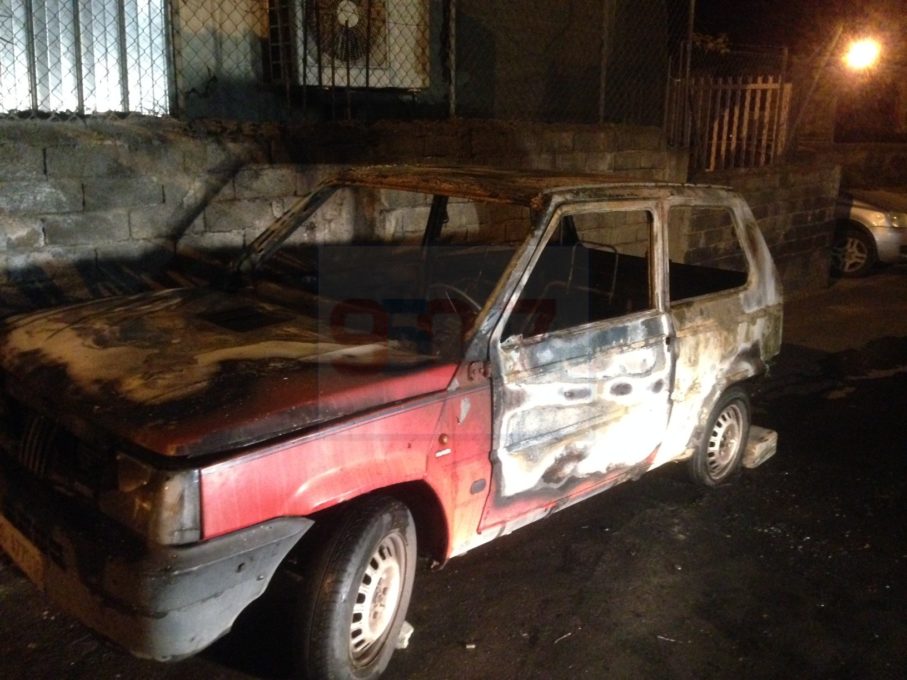 PATERNO': AUTO IN FIAMME IN VIA POTENZA
