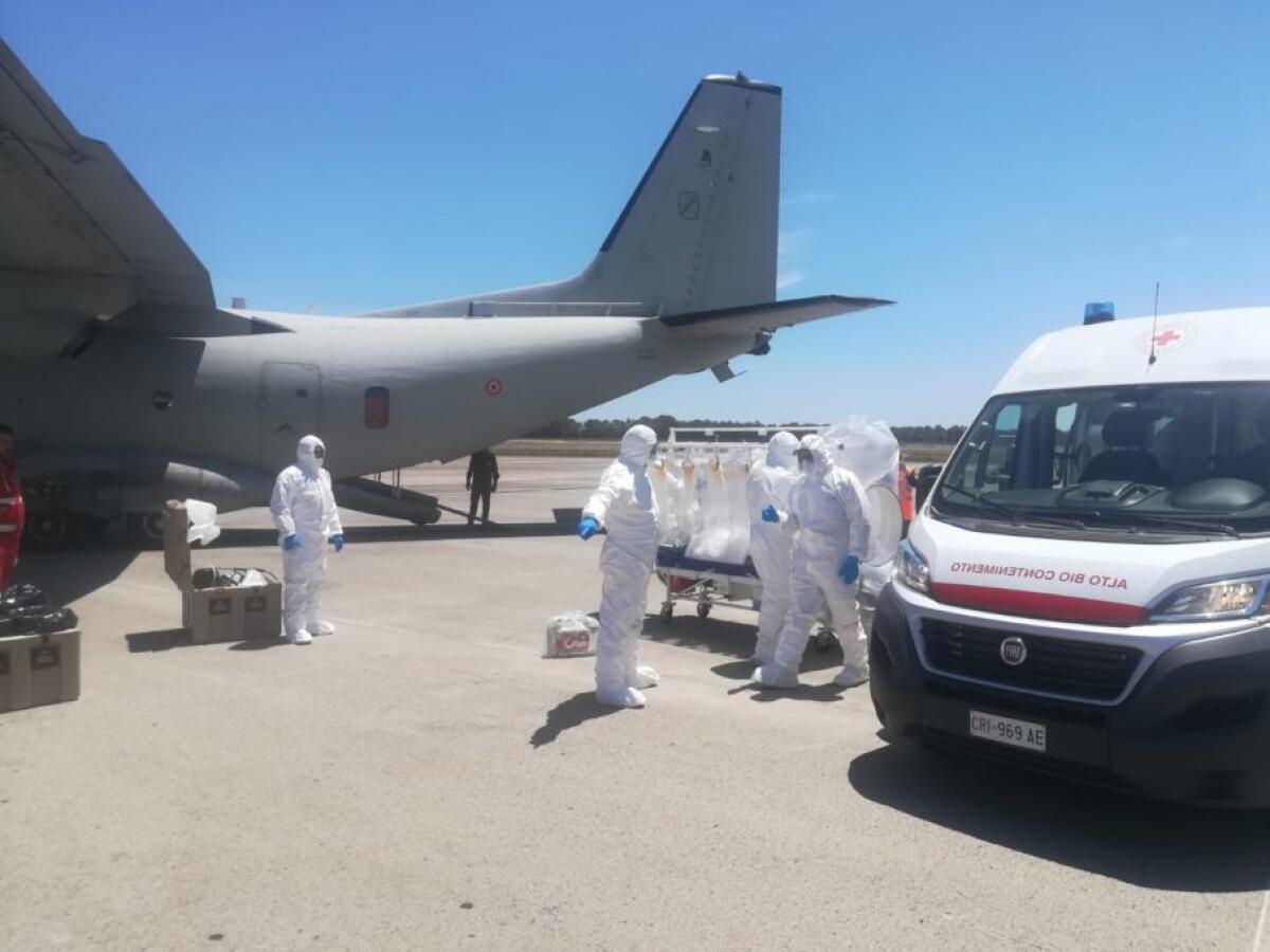 Paziente con tubercolosi trasferito con un volo da Catania a Roma con una procedura speciale - LE FOTO - 