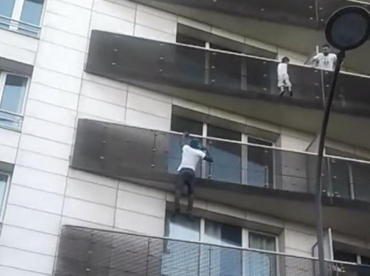 PARIGI: Bimbo penzola nel vuoto, uomo scala l'edificio in pochi secondi e lo salva - IL VIDEO - 