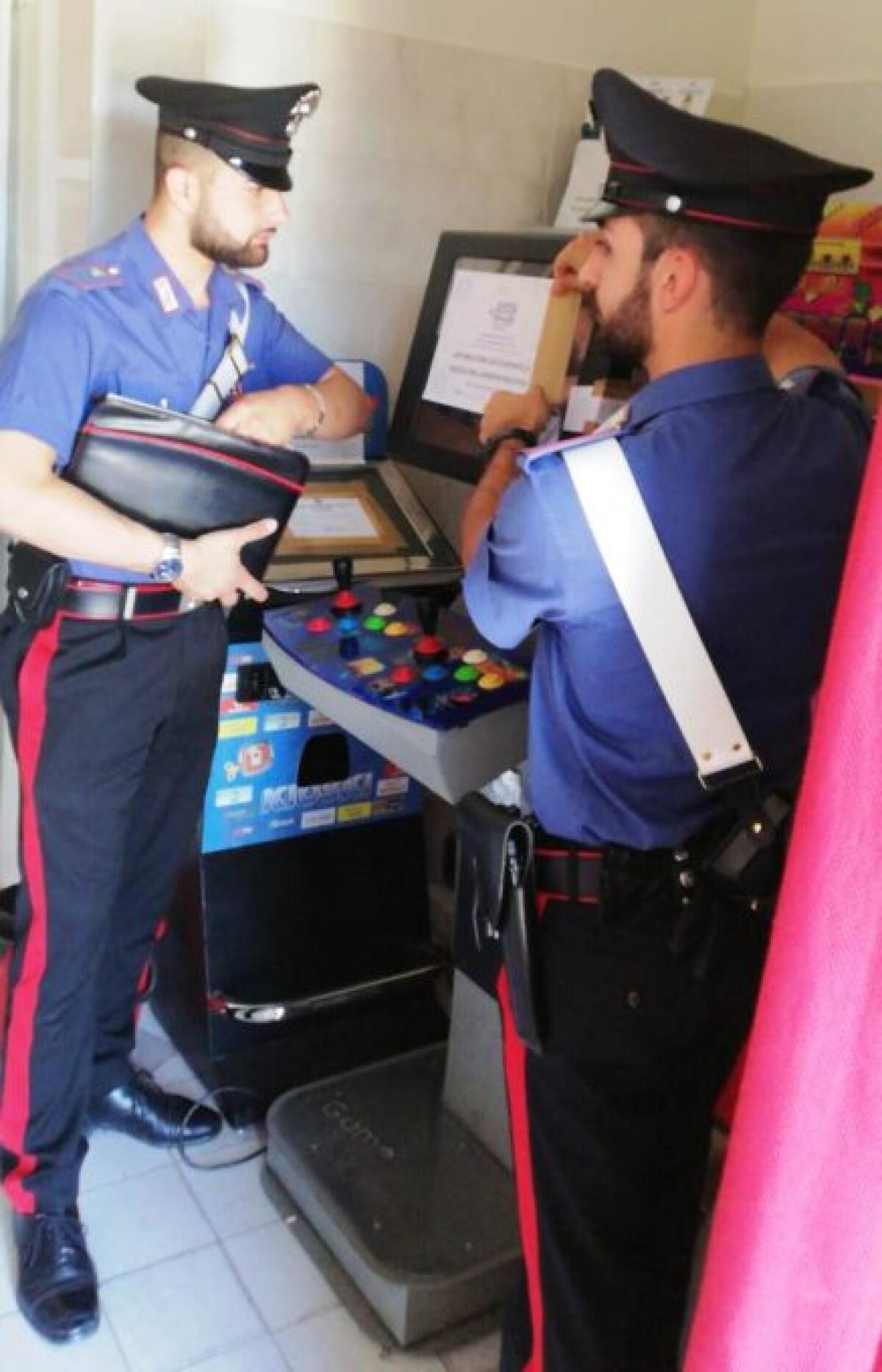 RADDUSA: Videopoker illegali, blitz dei carabinieri in un bar - 
