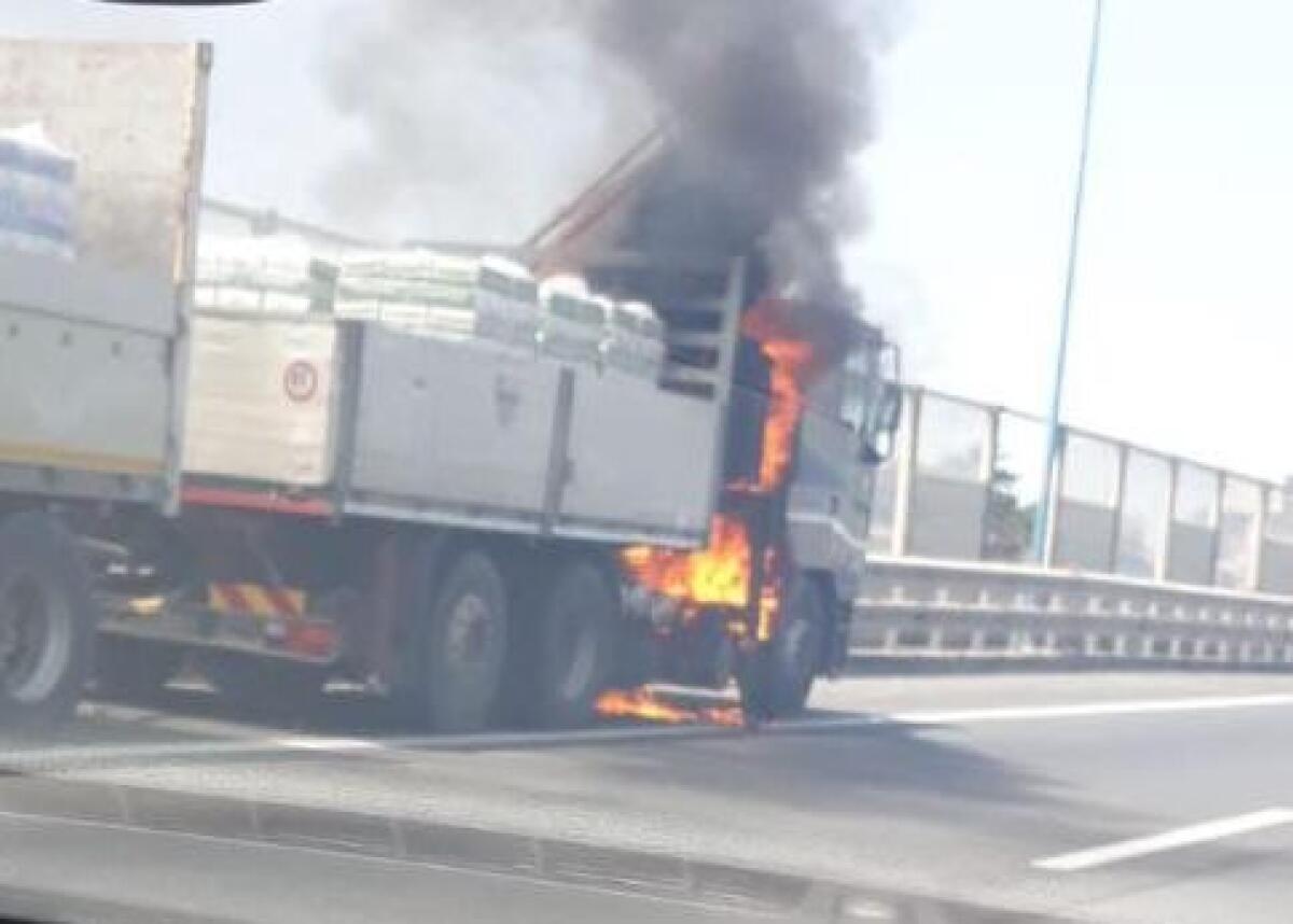 Camion in fiamme sulla Tangenziale: traffico rallentato in direzione Messina - 