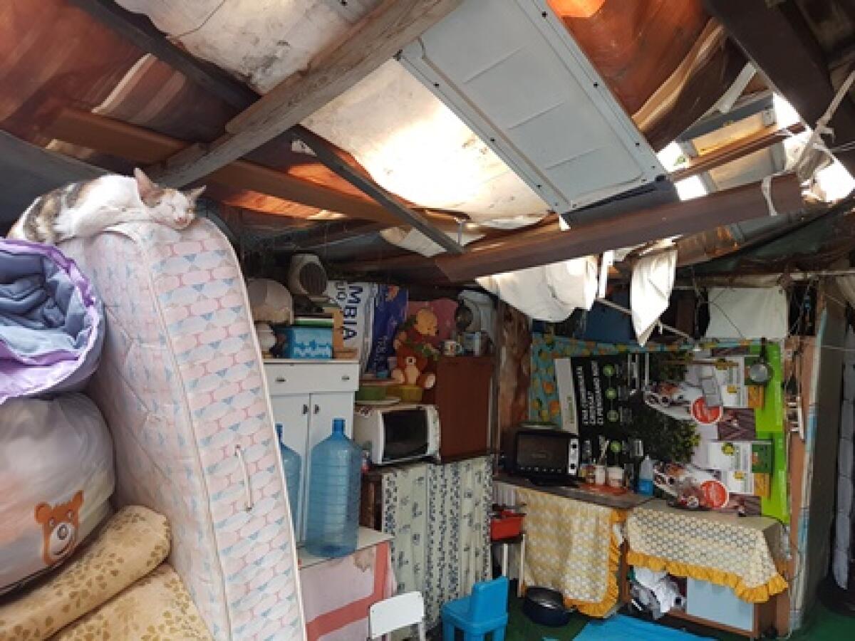 CATANIA: Sgomberata baracca abusiva, era la casa di 7 persone (tre bambini) senza luce né acqua - 