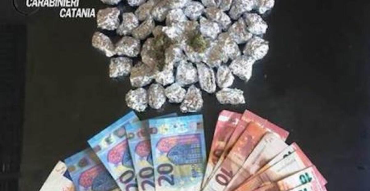 CATANIA: Dalla finestra di casa lanciava la droga agli “amici” che la piazzavano in strada, quattro arresti - 