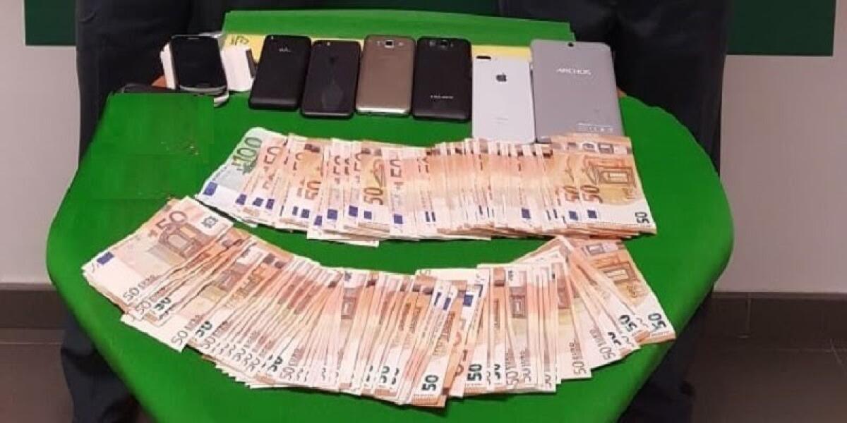 CATANIA:Su un volo per Istanbul con smartphone rubati e oltre 8mila euro, nigeriana denunciata - 