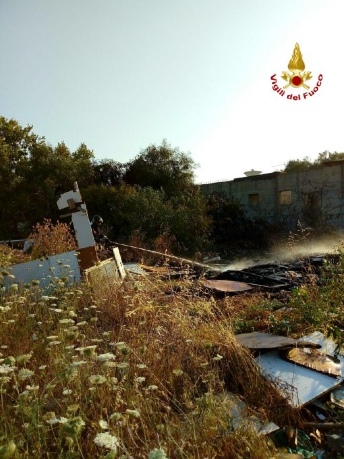 CATANIA: Incendio in un ex campo Rom - 