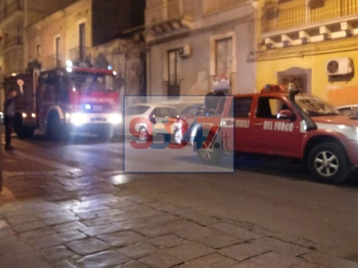 PATERNO': DUE AUTO IN FIAMME, IN VIA MIGNEMI - 