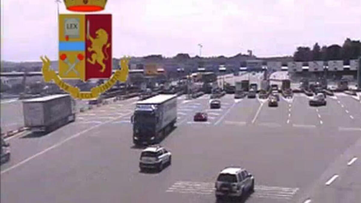 COMO: Folle inversione a U di un tir al casello - Video - 