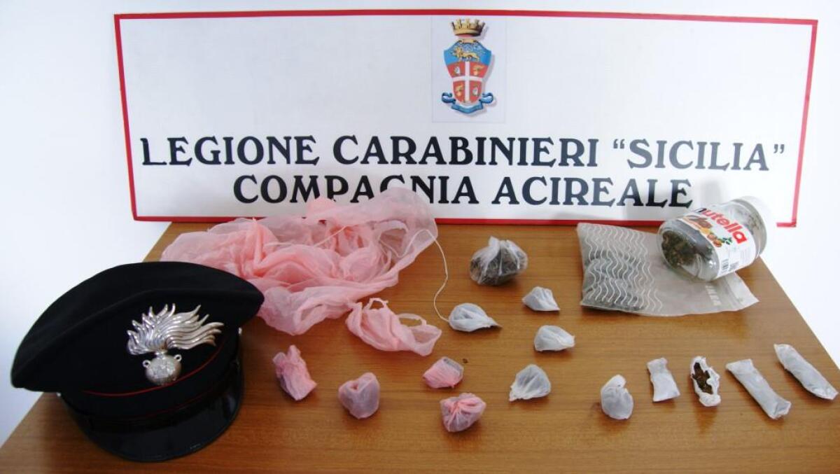 ACIREALE: Preparava in casa le dosi di “fumo” da spacciare - 