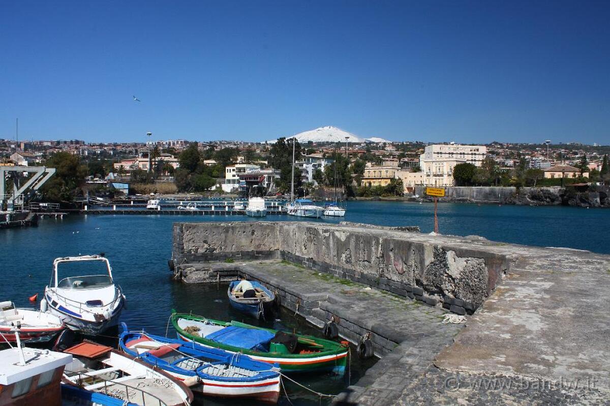 CATANIA: Auto finisce in mare a Ognina, intervento dei Vigili del fuoco - 