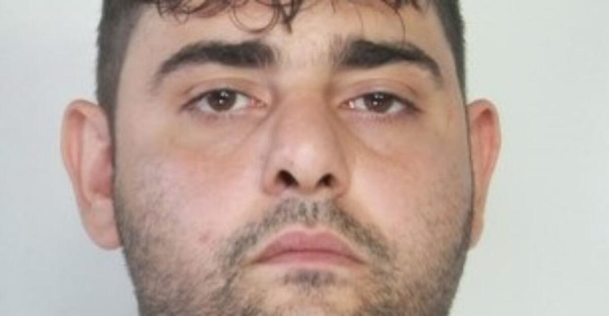 CATANIA: Nascondeva droga e pistole nell'armadio di casa, un arresto - 