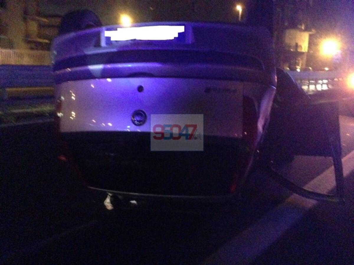 AUTO SI RIBALTA NEI PRESSI DELLO SVINCOLO DI MOTTA SANT'ANASTASIA - FOTO - 
