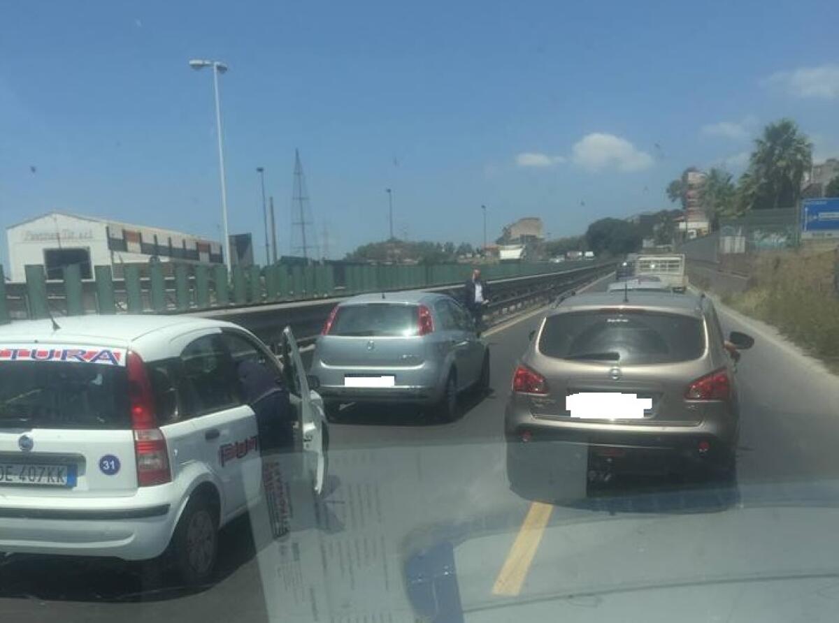 VEICOLO FERMO SULLA SS121 - LUNGHISSIME CODE - 