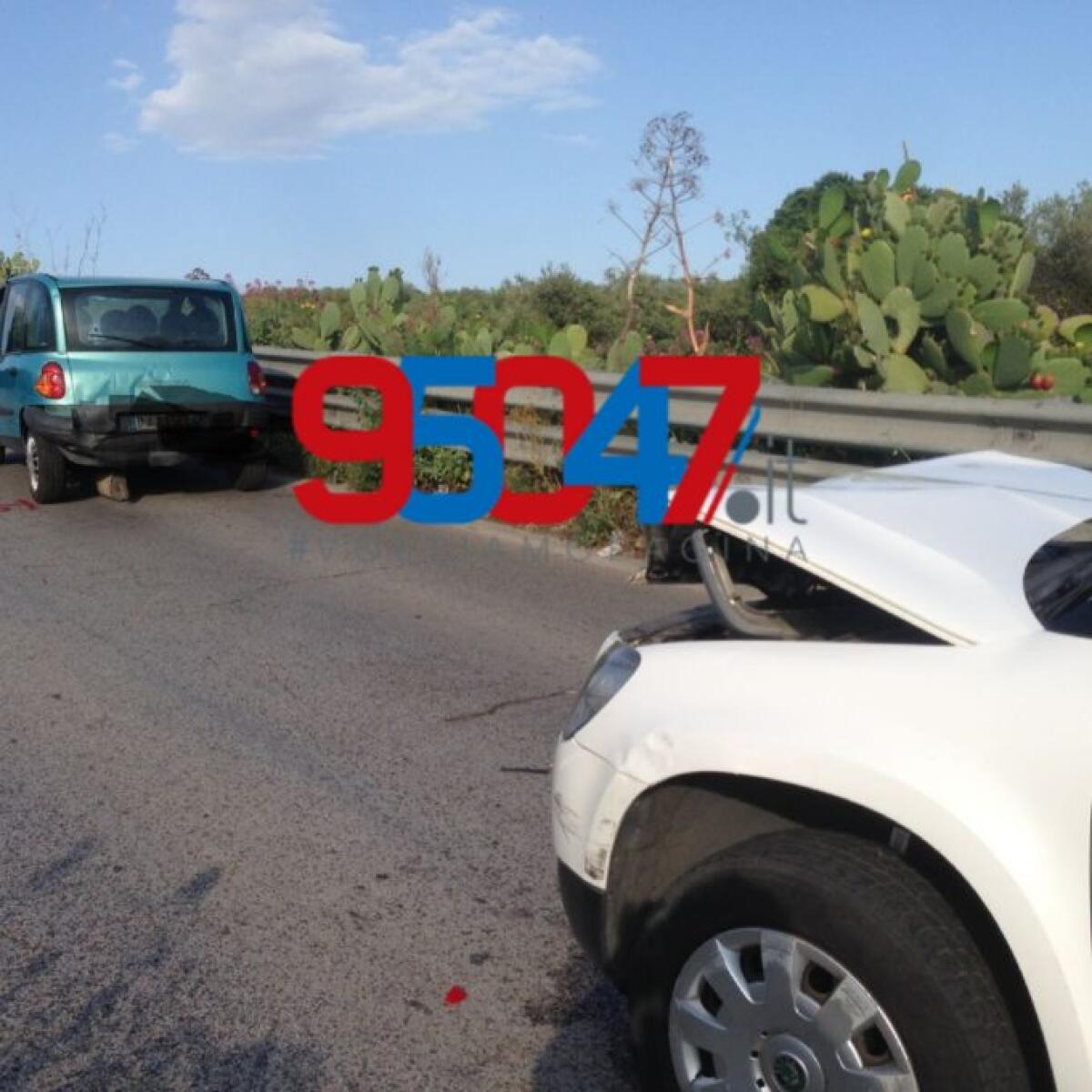 PATERNO': INCIDENTE IN VIA MONGIBELLO - 