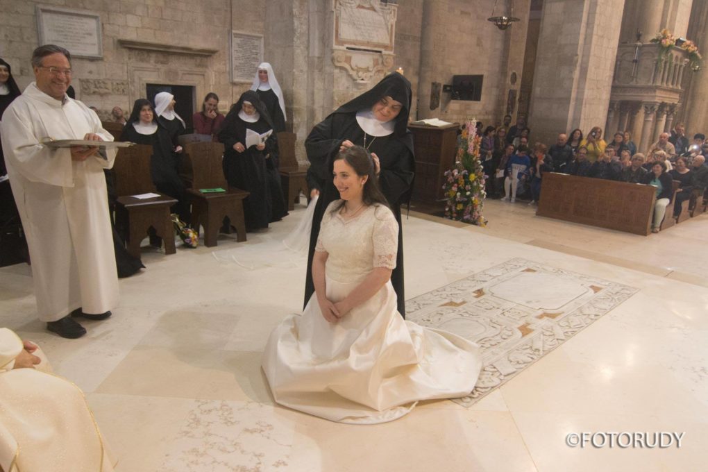 BARLETTA: In abito da sposa all'altare per diventare suora di clausura