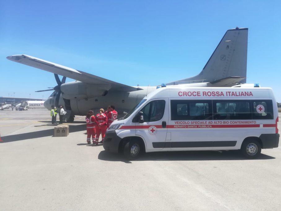 Paziente con tubercolosi trasferito con un volo da Catania a Roma con una procedura speciale - LE FOTO