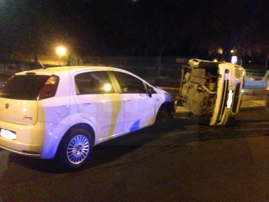 PATERNO': SCONTRO CON RIBALTAMENTO IN VIA CONVENTO