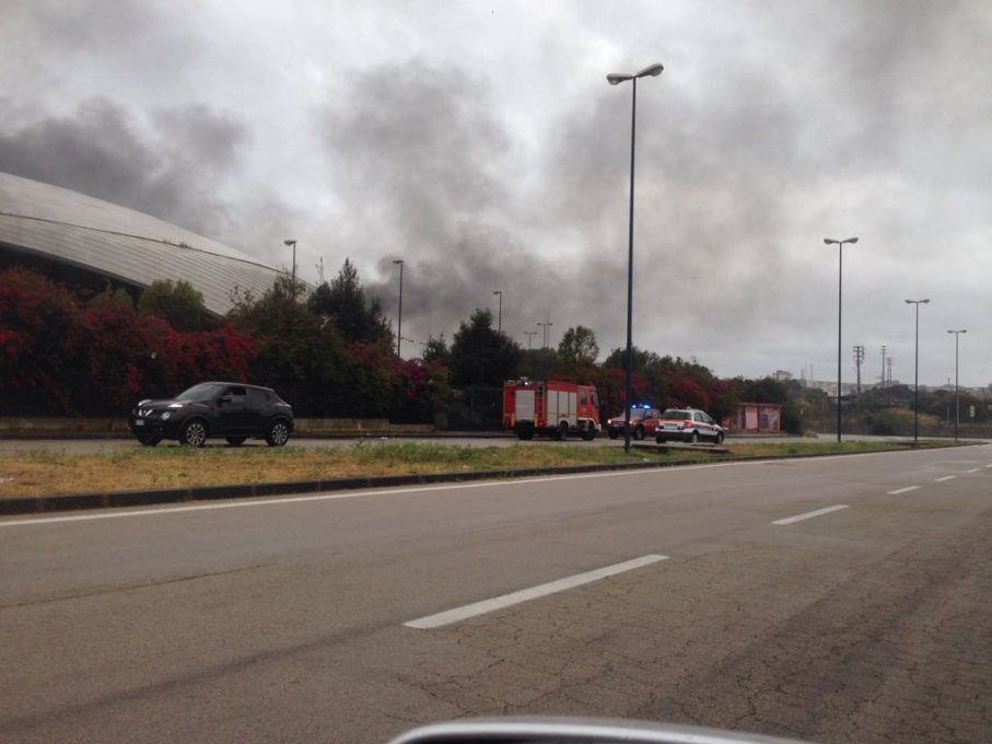 CATANIA: Incendio al palanesima, colonna di fumo nero - Le foto